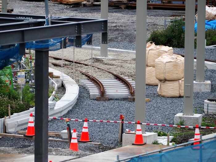 宇都宮駅東口で敷設中の線路