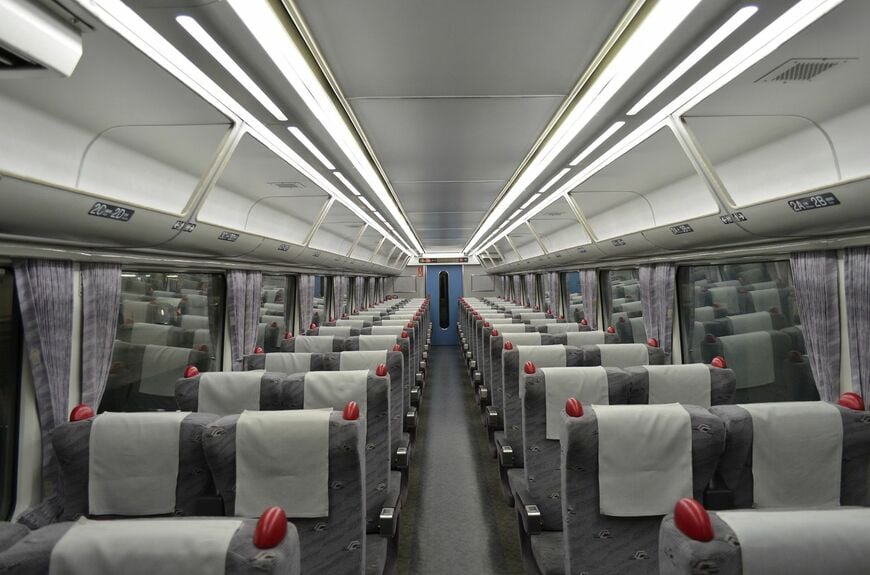 キハ283系の車内。自由席の車両では座席に丹頂柄のデザインが施されている（筆者撮影）