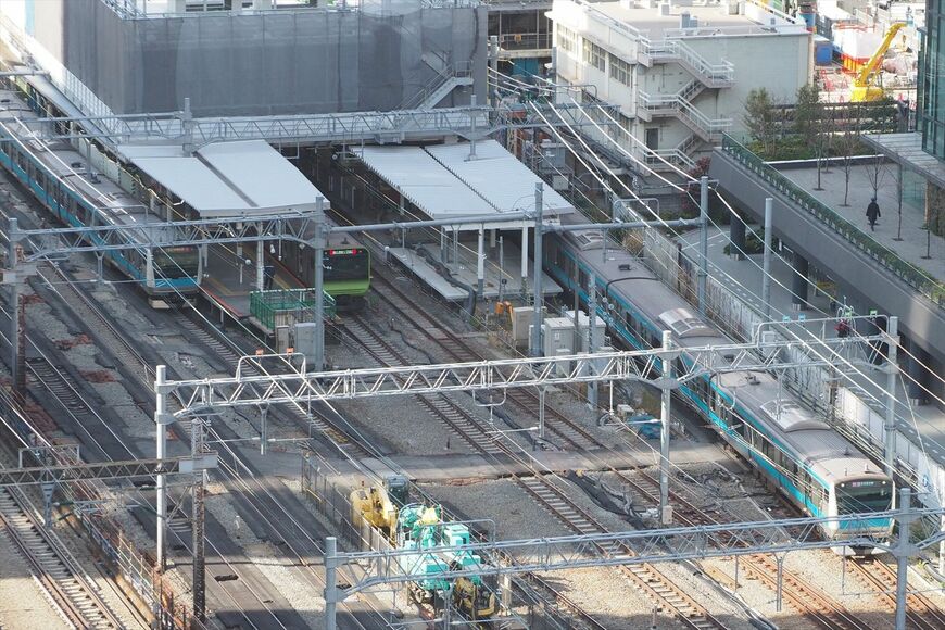 田町駅に発着する京浜東北線と山手線の列車。今回の工事では田端―田町間で京浜東北線の列車が山手線の線路を走る（記者撮影）