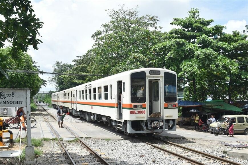 踏切を通過してやってきた元JR東海のキハ11形気動車（筆者撮影）