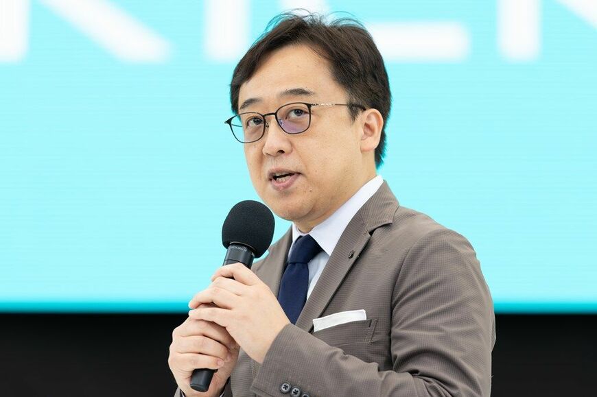 2026年6月18日に発売した日産の新型「キックス」と、その発表会の様子（写真：日産自動車）