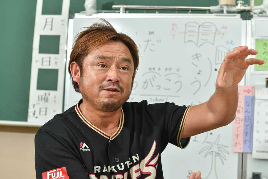 菊池 聡（きくち・さとし）横浜市立小学校主幹教諭／横浜市立上飯田小学校国際教室担当学校の枠を超え、近隣の幼稚園や保育園、中学校や高等学校とも連携を図りながら多文化共生に取り組む。大学やボランティア団体など、協働の幅は広い。著書に『学級担任のための外国人児童指導ハンドブック』（小学館）、『〈超・多国籍学校〉は今日もにぎやか！』（岩波書店）などがある