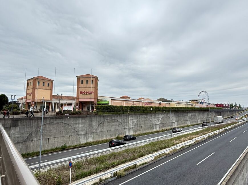 印西牧の原駅前にある「BIG HOPガーデンモール印西」（写真：筆者撮影）