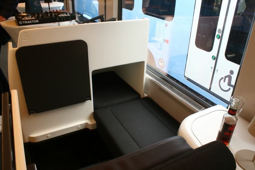 Nox Suitesの座席状態。大型のテーブルも備わる（撮影：橋爪智之）