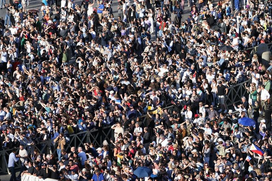 バチカンにはコンクラーベの結果を見届けようという人々が集まった（写真：ブルームバーグ）