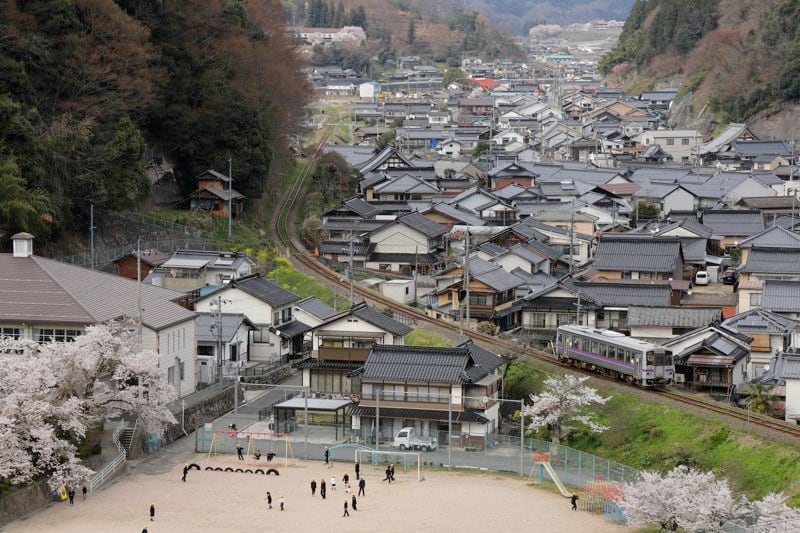 村上の独立後初個展となった「つなぐ旅ーその、日々へー」より。独立後は自身の好きな「鉄道のある光景」を撮影してゆくことに全力を注ぐようになり、「ひとと鉄道」という、今にも続く一つの核ができましたという。これがやがて、地域に住む方々や旅人だけでなく、鉄道を支え動かす鉄道事業者の方々への感謝や（写真を通して）応援したいという思いに発展し、今回の写真集につながっていく（写真：村上悠太）