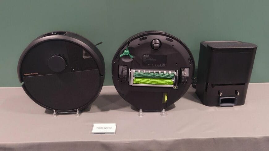 最上位モデルの「Roomba Max 705 Vac」は掃除機のみでモップがけ機能は備えない（筆者撮影）