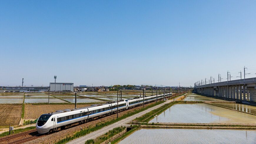 北陸本線の特急「サンダーバード」。右手の高架は建設中の北陸新幹線（撮影：鼠入昌史）