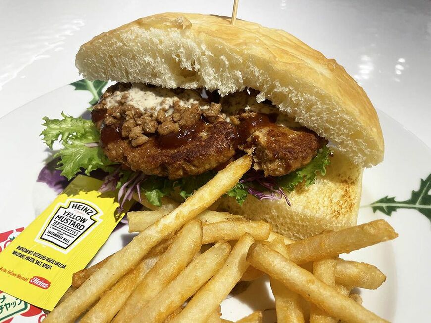 ザ・ベジタリアン・ブッチャーのホーリーカウビーフサンド（1480円）はフライドポテトのほか、マスタードとケチャップが添えられている。筆者的にはケチャップとマスタードをバーガーにたっぷりサンドする食べ方をオススメする（筆者撮影）