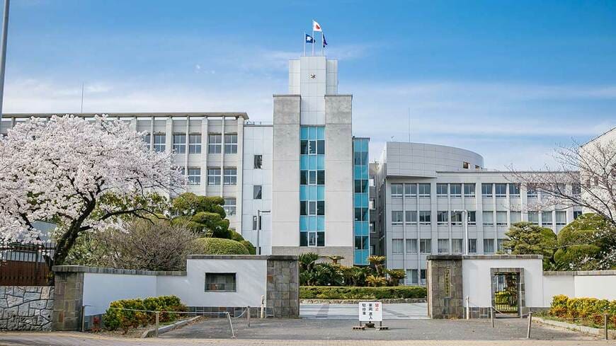 修猷館高校の校門と校舎