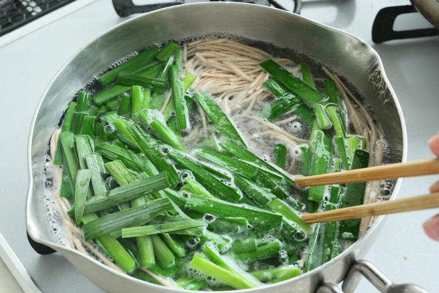 ゆで上がりの2分前にニラを加えて一緒にゆでましょう。時々、箸でかき混ぜます