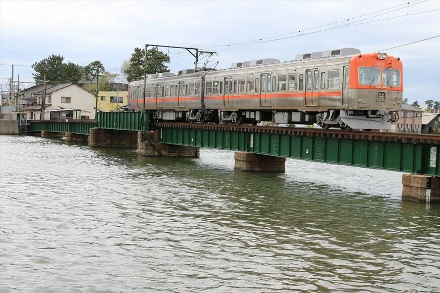 井の頭線3000系は各地の地方私鉄に転じて活躍する。北陸鉄道浅野川線の8000系（撮影：南正時）