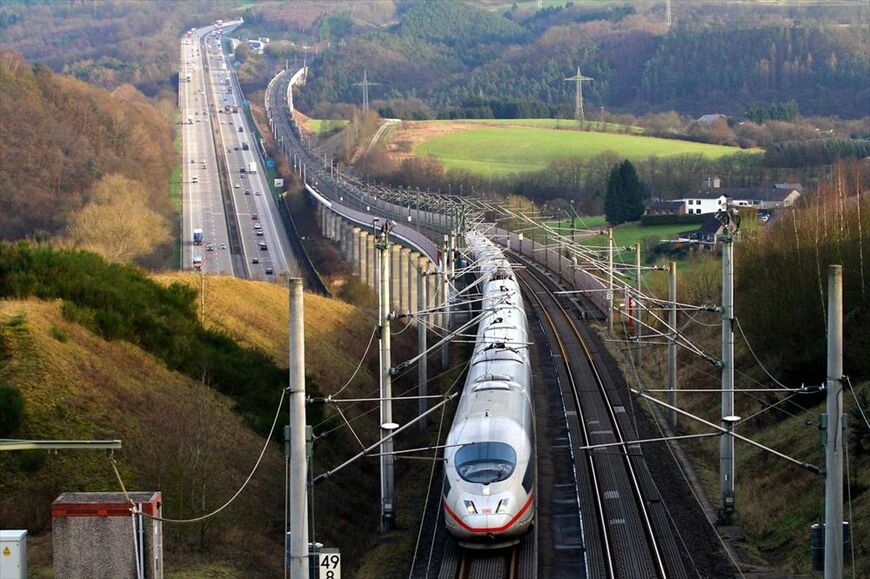 高速新線を快走するICE。ケルン―フランクフルト間は、ドイツ国内の数少ない時速300km運転区間だ（撮影：橋爪智之）