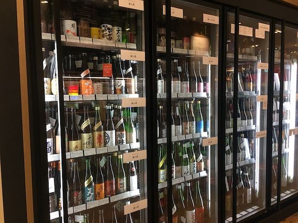 IMADEYA SUMIDAの酒販コーナー。定番のお酒から、同社スタッフがセレクトしたものまで各種そろえられている（筆者撮影）