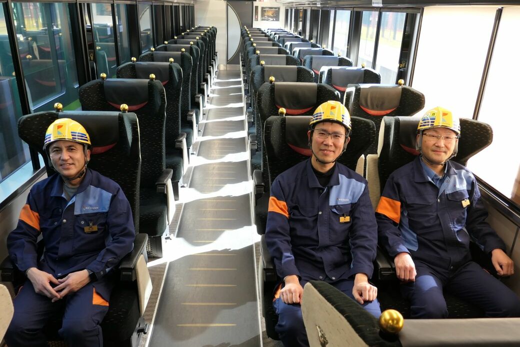 京阪電鉄8000系 プレミアムカー車内と京阪電鉄車両部関係者