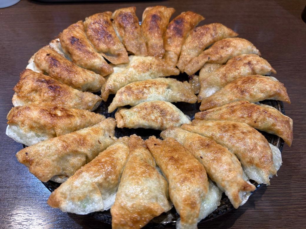 カリカリに焼き上げた円盤餃子