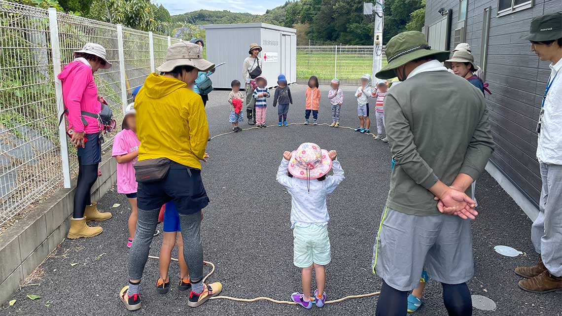 縄で作られたサークルの上に集まって点呼、今日の活動の説明を受ける