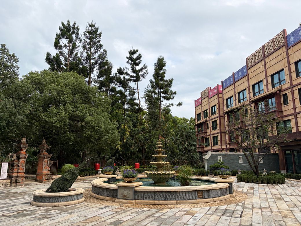 ハティ・ジュニア・ガーデンとその奥のアジア棟