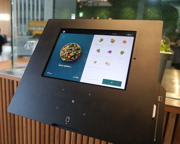 注文はスマホアプリ経由か、店内に設置された端末で行う。キャッシュレス化とともに、コロナに強い体制づくりにつながった（撮影：今井康一）