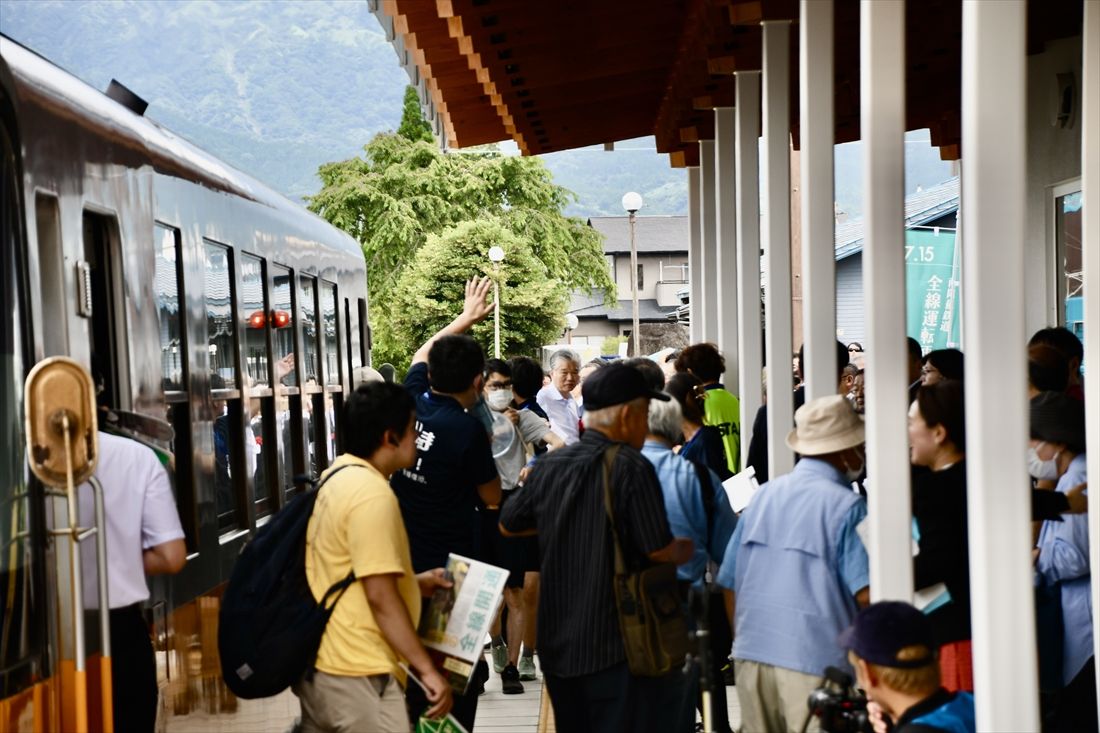 南阿蘇鉄道全線再開日 混雑する列車