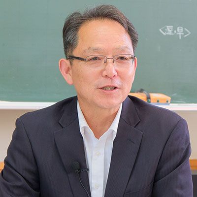 小原猛(おはら・たけし)玖珠町立学びの多様化学校 校長5歳で両親が離婚し、別府市内の母子生活支援施設で幼少期を過ごす。大阪教育大学小学校教育（夜間）5年専攻を卒業、臨時講師の期間を経て、1997年から小学校教諭として杵築、別府両市で勤務。2006年から18年間、別府市教委などで教育行政などに携わる。2024年4月から現職