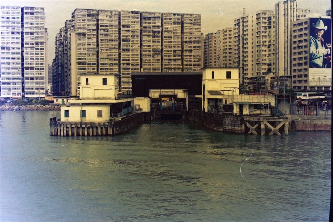 1996年まで使われた佐敦道フェリー埠頭。現在は周辺が埋め立てられMTRの駅になった＝1992年（筆者撮影）
