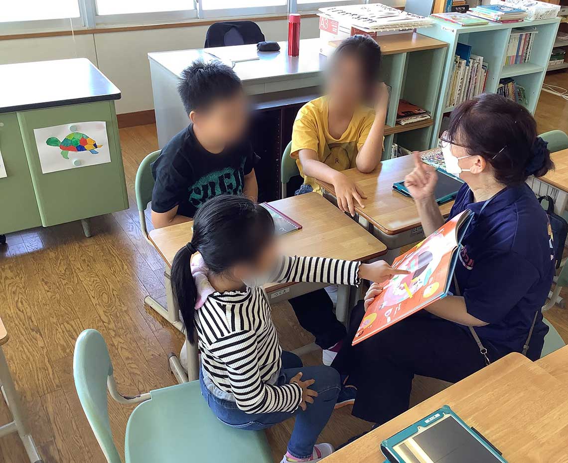 子どもたちに読み聞かせをする様子（写真：菊池氏提供）