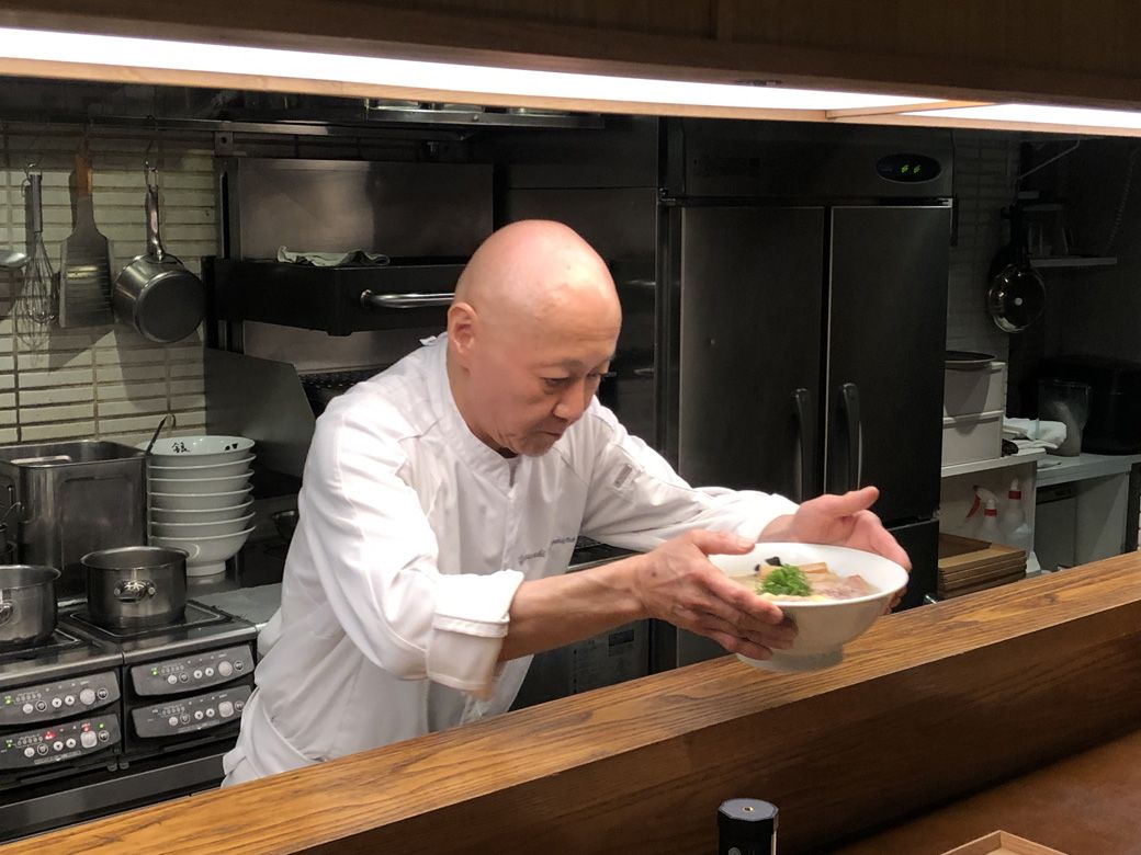 カウンターに立つ松村康史さん