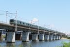 東海道線を走るE231系。中間に2階建てグリーン車を