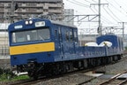クモル145系が荷台に資材を積んで走行する