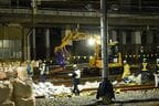 撤去したレールや枕木の搬出に活躍する「軌陸車」