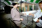 昆明北駅の改札にて、国際列車チケットに入鋏