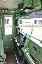 窓は大きく明るいが運転室はやや狭めだ