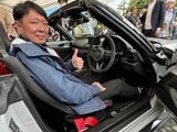 先の「ロードスター12R」の運転席に座る齋藤茂樹主査（筆者撮影）