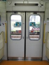 ドア部分。上にLED式の案内表示器を設置している（記者撮影）