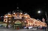街の中心となるフリンダース通り駅は観光名所で夜間はライトアップ（筆者撮影）
