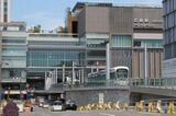 駅前大橋を渡った電車が広島駅へと進む（撮影：伊原薫）