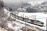 雪景色の上越線を走る特急「水上」（撮影：南正時）