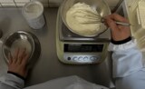 楓浜にあげるミルクを作る様子。「パンダミルク-10」（画像の左上）にぬるま湯を入れて、よく混ぜる。画像は動画からの切り出し（画像：アドベンチャーワールド）