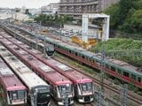 駅と反対側から見た事故現場付近。右が回送列車、その隣が衝突した各駅停車。左側の4本は車庫に止まる大井町線車両。田園都市線の不通で出庫できなかった＝2025年10月6日（記者撮影）