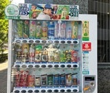 伊藤園の自販機。右側でCHACOCOを使った商品の購入方法が説明されていた（筆者撮影）