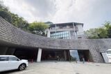 山の斜面に沿って建てられた、港区民保養施設大平台みなと荘（筆者撮影）