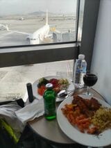 ペットボトル入りの水を提供しているラウンジはかなり多い。異国の水道水はアタルので、ペットボトル入りなら安心。ちなみにワイングラスに入ってるのはコカ・コーラです（筆者撮影）