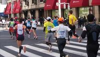東京マラソン、2時間53分で走ってみた 記者が挑戦したビッグイベントの実像と動いたおカネ