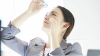 目薬をさして｢目をパチパチ｣は医学的にNG行為 メントールに眼精疲労を癒す効果は期待しない