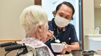 外国人活躍の陰で制度改正が介護現場を直撃 政府は今後5年で最大5万人の受け入れを見込む