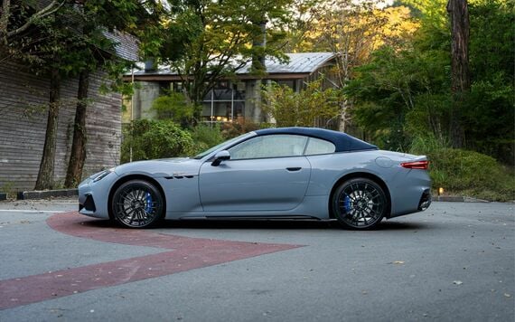 ルーフを閉じたときのスタイリングもエレガントだ（写真：Maserati Japan）