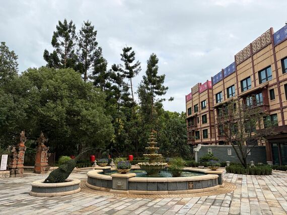 ハティ・ジュニア・ガーデンとその奥のアジア棟