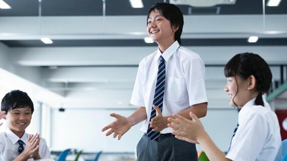 グループワークをする中学生