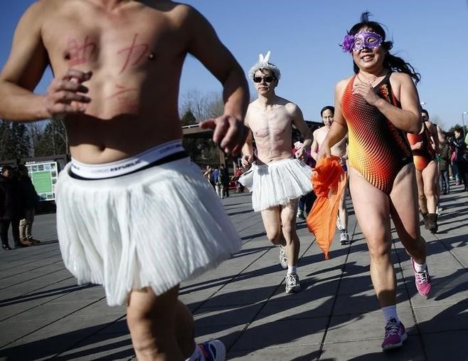 北京で｢半裸｣マラソン､水着姿の女性ランナーも